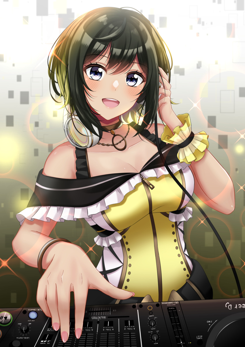 :d absurdres akashi_maho bare_shoulders belt black_belt black_choker black_hair blonde_hair blush bracelet breasts cable check_commentary choker cleavage collarbone commentary_request d4dj dj female frills hair_between_eyes hand_on_headphones hand_up headphones headphones_around_neck highres holding holding_headphones jewelry large_breasts looking_at_viewer mixing_console multicolored_hair necklace open_mouth pink_nails ribbon shirt short_hair sidelocks sleeveless sleeveless_shirt smile solo standing streaked_hair teeth turntable two-tone_hair two-tone_shirt upper_body upper_teeth_only white_hair wrist_ribbon yellow_shirt yuzu_ponzu_(vgah7445) zipper