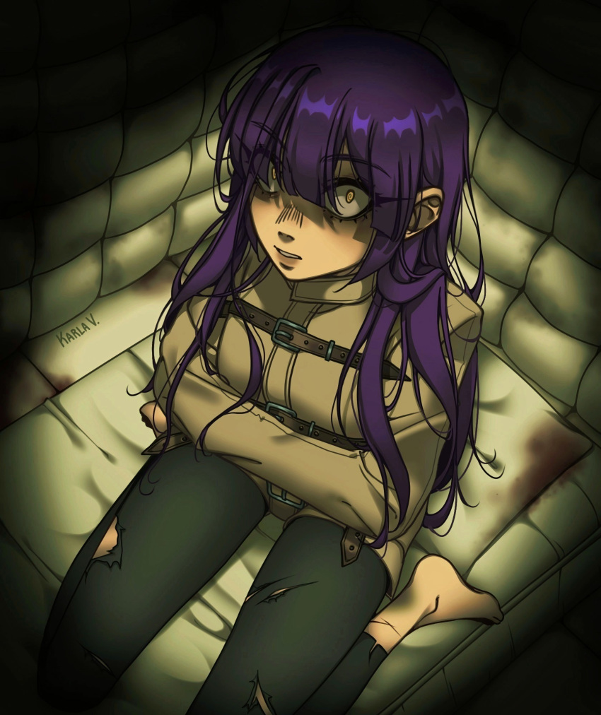 artist_name barefoot black_pants blood_on_pillow commentary female hair_behind_ear highres looking_at_viewer messy_hair orange_eyes original pants parted_lips purple_hair r4ndumz shaded_face solo spanish_commentary straitjacket torn_clothes torn_pants yoga_pants