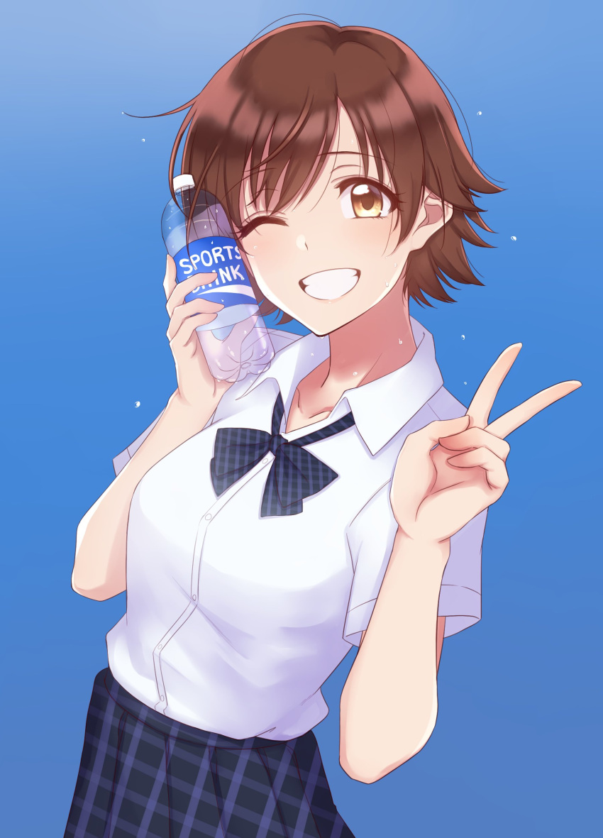 absurdres alternate_costume bad_id bad_twitter_id blue_background blue_bow blue_skirt bottle bow bowtie breasts brown_eyes brown_hair commentary female grin highres holding holding_bottle honda_mio idolmaster idolmaster_cinderella_girls looking_at_viewer medium_breasts mitsuya_(mitsuya) one_eye_closed open_collar pleated_skirt school_uniform shirt short_hair short_sleeves skirt smile solo sports_drink v white_shirt