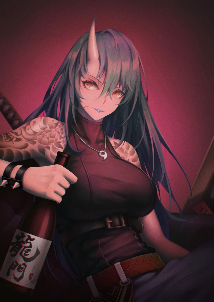 alternate_costume arknights belt black_shirt bottle breasts brown_belt chinese_commentary commentary_request female grey_hair hair_between_eyes highres holding holding_bottle horns hoshiguma_(arknights) hoshiguma_(ronin_huntress)_(arknights) jewelry large_breasts long_hair looking_at_viewer magatama magatama_necklace necklace official_alternate_costume parted_lips red_background sake_bottle shirt single_horn solo tassos upper_body yellow_eyes