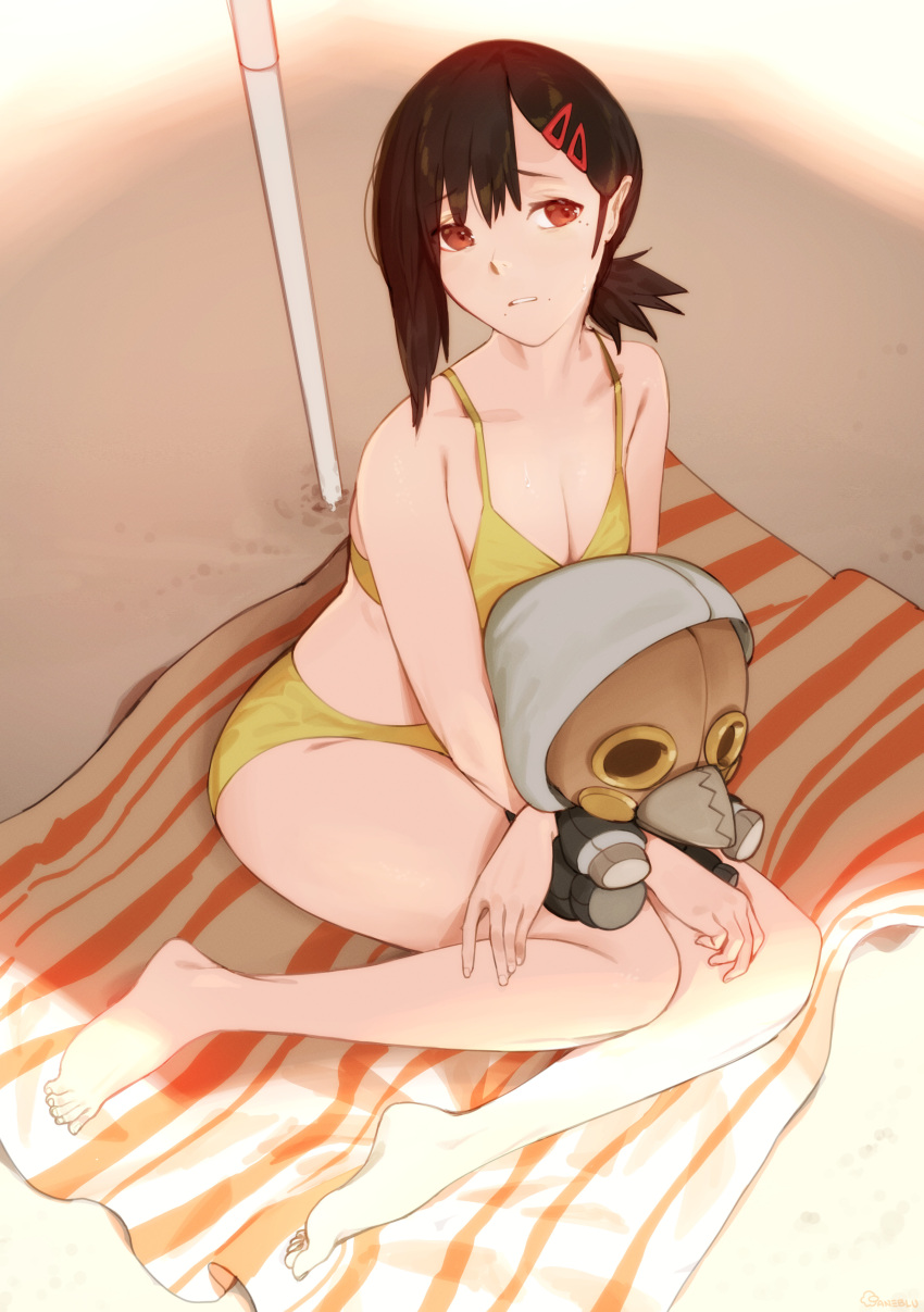 absurdres barefoot beach beach_towel bikini black_hair breasts chainsaw_man character_doll feet female hair_ornament hairclip higashiyama_kobeni highres legs medium_breasts parted_lips raneblu red_eyes sitting swimsuit toenails toes towel violence_fiend_(chainsaw_man) yellow_bikini yokozuwari