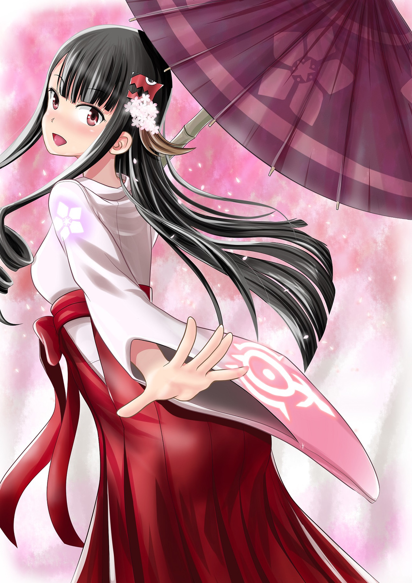 :d aoki_hagane_no_arpeggio ashigara_(aoki_hagane_no_arpeggio) black_hair commentary_request female hakama hakama_skirt highres japanese_clothes ju_(old505) long_hair looking_at_viewer looking_back oil-paper_umbrella open_mouth red_eyes red_hakama skirt smile solo umbrella