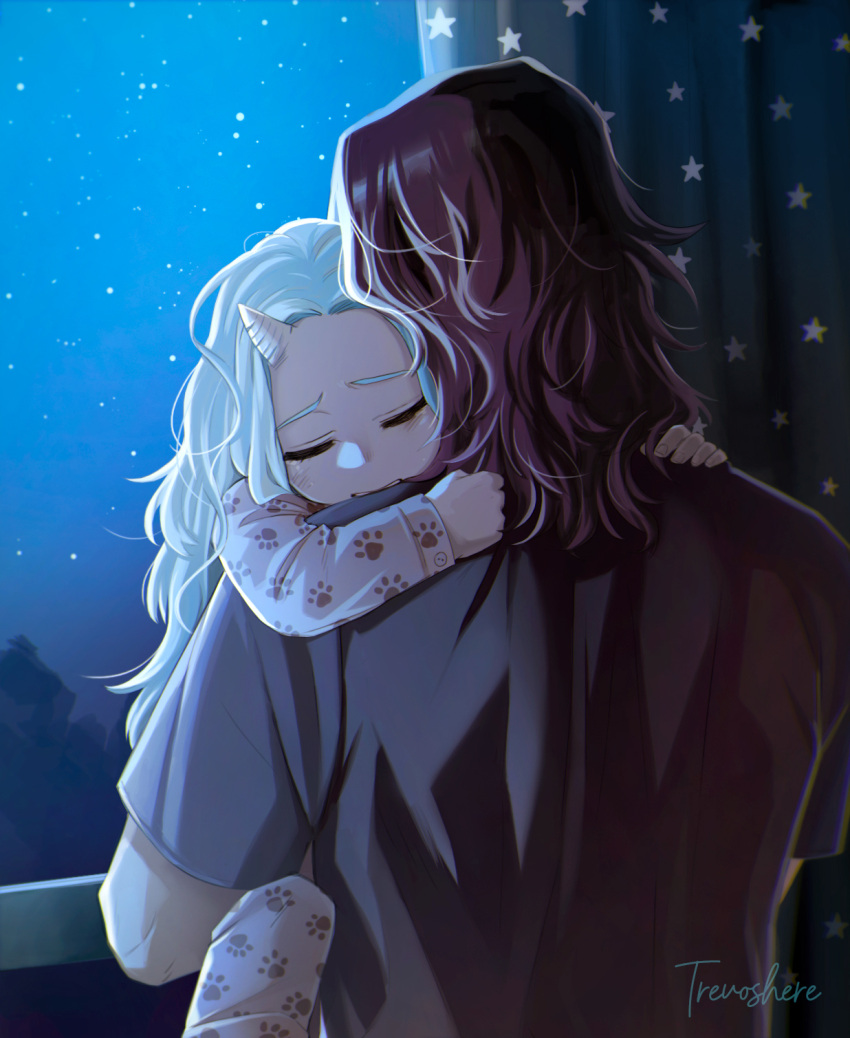 1boy artist_name black_hair black_shirt blush boku_no_hero_academia closed_eyes commentary curtains english_commentary eraser_head_(boku_no_hero_academia) eri_(boku_no_hero_academia) facing_away father_and_daughter fatherly female from_behind grey_hair highres horns hug indoors lolicon long_hair night night_sky pajamas paw_print shirt short_sleeves single_horn sky star_(symbol) star_print trevo_(trevoshere) upper_body window