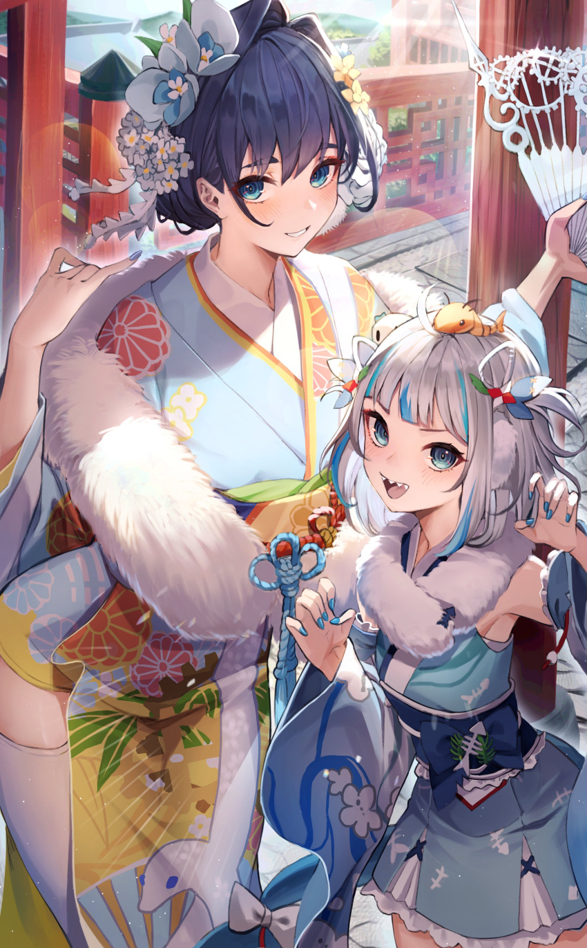 2girls absurdres ahoge animal animal_on_head bare_shoulders blue_eyes blue_flower blue_hair blue_kimono blue_nails blush bow bright_pupils bush claw_pose commentary dark_blue_hair detached_sleeves ebi-chan_(gawr_gura) eyes_visible_through_hair fingernails fins fish_bone fish_tail flower folding_fan gawr_gura gawr_gura_(new_year) glint grey_hair hair_flower hair_ornament hand_fan highres holding holding_fan hololive hololive_english japanese_clothes kimono laurels light_particles light_rays long_sleeves looking_at_viewer medium_hair mountain multicolored_hair multiple_girls netural on_head open_mouth ouro_kronii ouro_kronii_(new_year) outdoors parted_lips patterned patterned_clothing shark_tail sharp_teeth shrimp smile streaked_hair tail tail_bow tail_ornament teeth thighhighs tongue tree twintails upper_teeth_only virtual_youtuber white_bow white_flower white_pupils white_thighhighs wide_sleeves yellow_flower