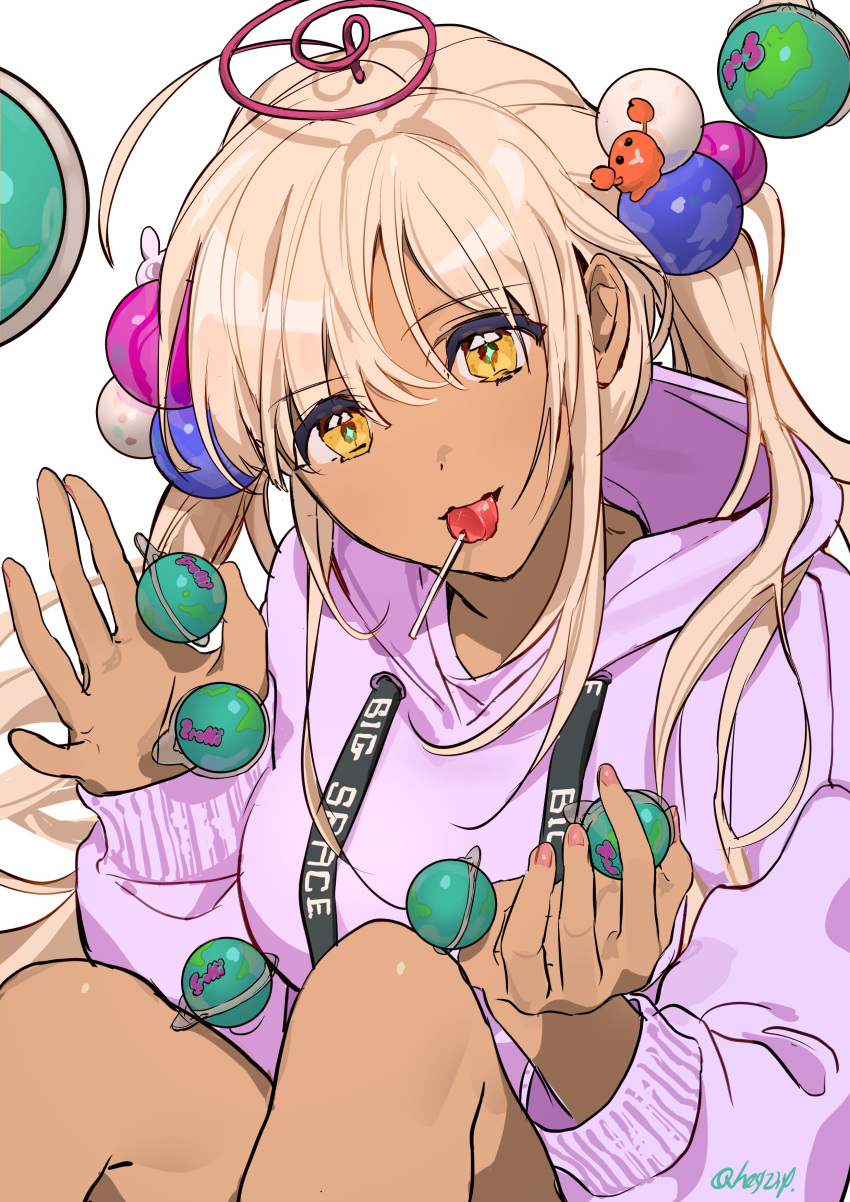 absurdres ahoge alternate_costume bare_legs candy dark-skinned_female dark_skin female food hair_ornament highres hololive hololive_english hood hoodie kaniko_(tsukumo_sana) limiter_(tsukumo_sana) lollipop long_hair looking_at_viewer low_twintails pink_hoodie planet_hair_ornament solo tsukumo_sana twice12314 twintails usaslug_(tsukumo_sana) virtual_youtuber white_hair yellow_eyes