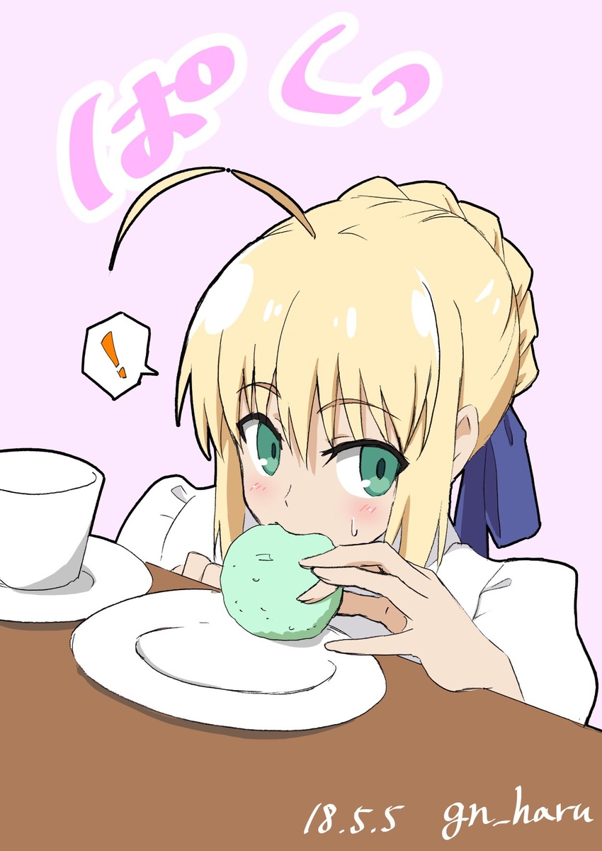 ahoge artoria_pendragon_(fate) bad_id bad_twitter_id blonde_hair cup dango eating fate/grand_order fate_(series) female food gin'you_haru green_eyes hair_ribbon highres inactive_account pink_background ribbon saber_(fate) sweatdrop table wagashi