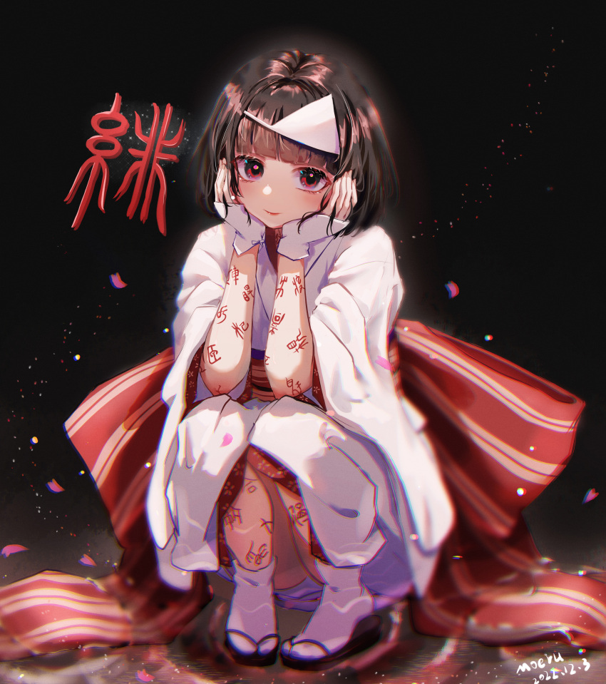 absurdres black_footwear black_hair body_writing bow closed_mouth commentary_request dated diagonal_bangs female hands_up highres japanese_clothes kimono long_hair looking_at_viewer meng_meng_da_moeru nora_(noragami) noragami obi petals red_bow red_eyes sandals sash shiroshouzoku short_sleeves signature smile socks solo squatting striped striped_bow tabi triangular_headpiece white_headwear white_kimono white_socks wide_sleeves zouri