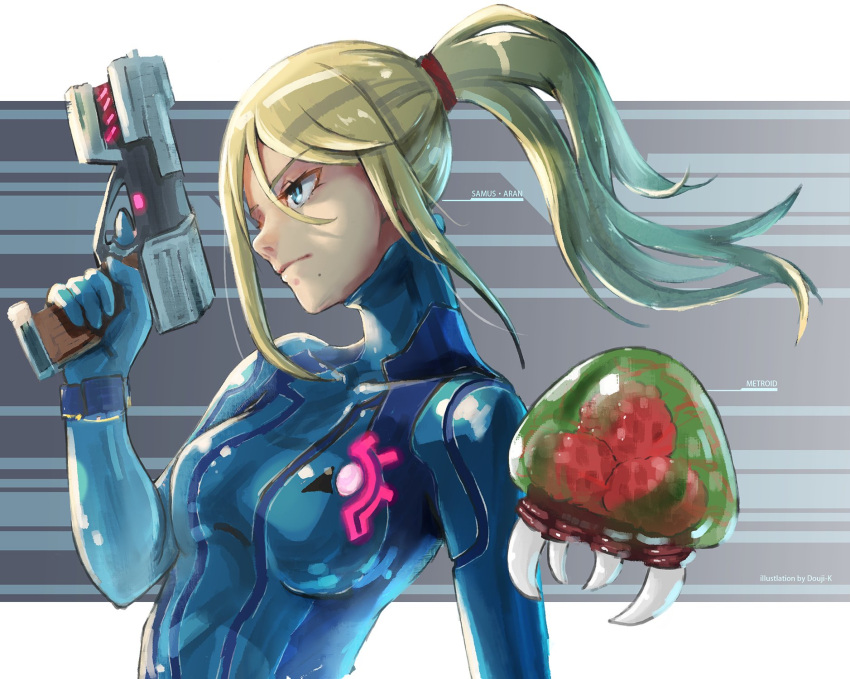 blonde_hair blue_eyes bodysuit breasts commentary female gun handgun highres holding holding_gun holding_weapon kuroneko_douji long_hair looking_at_viewer medium_breasts metroid metroid_(creature) mole mole_under_mouth paralyzer ponytail samus_aran simple_background skin_tight smile solo weapon zero_suit