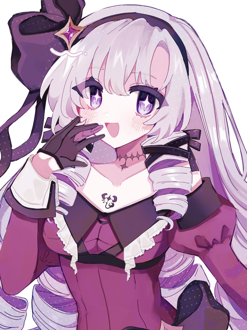 +_+ :d black_gloves black_hairband blush bow_hairband breasts bright_pupils choker collarbone commentary_request dress drill_hair drill_sidelocks female gloves grey_hair hairband half_gloves highres hyakumantenbara_salome hyakumantenbara_salome_(1st_costume) juliet_sleeves long_hair long_sleeves looking_at_viewer medium_breasts nijisanji open_mouth puffy_sleeves purple_dress sidelocks simple_background smile solo tongue upper_body virtual_youtuber white_background white_pupils yuyuyu_m5