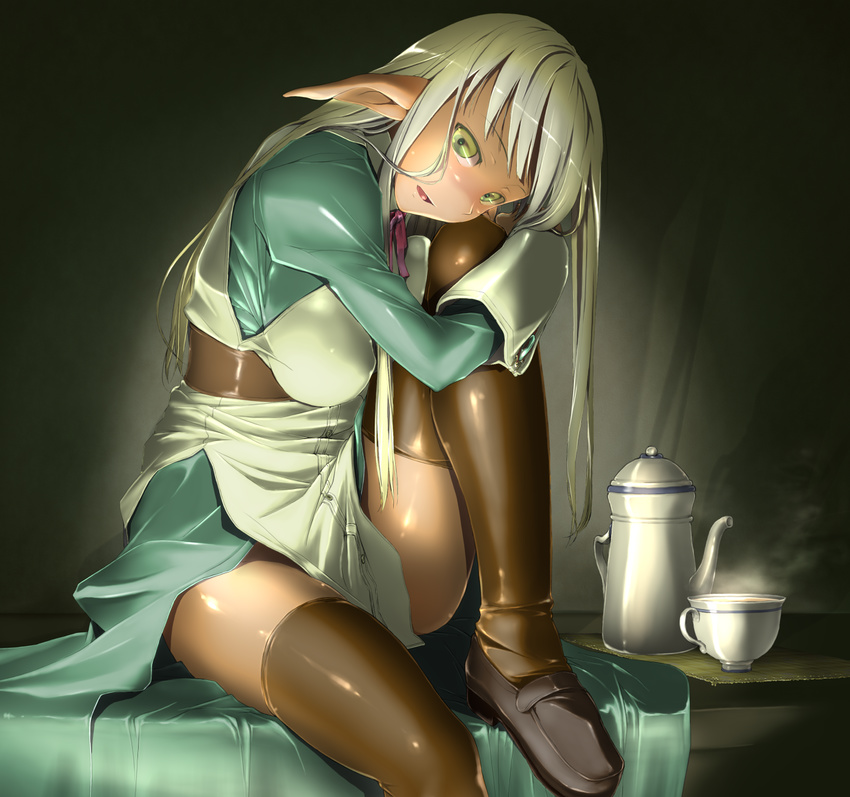 blush commentary_request dark elf female green_eyes highres himizuki_kazusa long_hair original pointy_ears shiny_clothes shiny_skin solo thighhighs white_hair