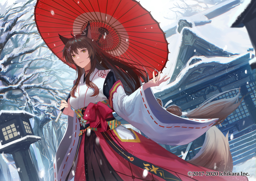 absurdres animal_ears bare_tree breasts brown_eyes female fox_ears fox_girl fox_tail fumi_(1st_costume)_(nijisanji) fumi_(nijisanji) highres holding holding_umbrella japanese_clothes kimono looking_at_viewer medium_breasts nijisanji official_art outdoors red_skirt skirt snow snowing solo tail temple tree umbrella virtual_youtuber white_kimono zonotaida