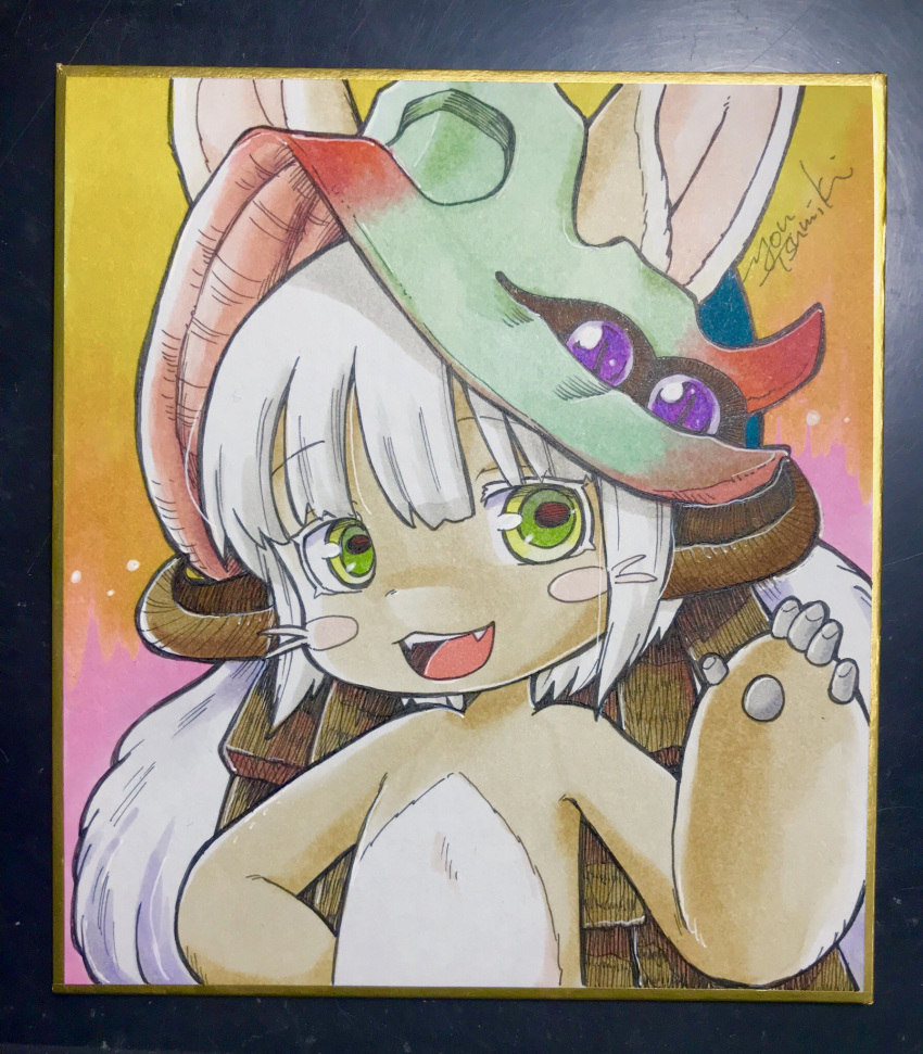 1other :3 animal_ears brown_fur commentary_request fake_horns fangs furry gradient_background green_eyes grey_hair hand_on_own_hip hand_up helmet highres horizontal_pupils horns looking_at_viewer made_in_abyss multicolored_background nanachi_(made_in_abyss) nude open_mouth orange_background other_focus photo_(medium) pink_background shikishi short_hair signature smile solo traditional_media tsumiki_yuu upper_body whiskers yellow_background