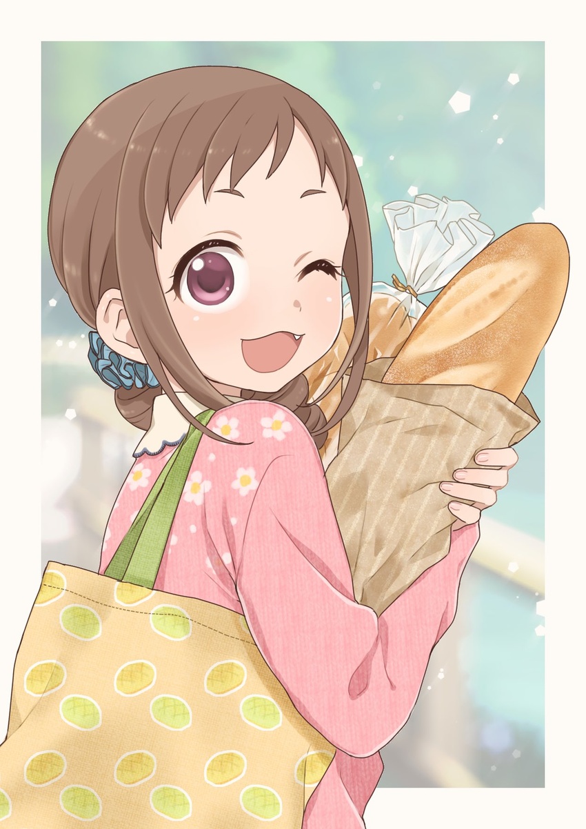 :3 ;d bag baguette birthday blouse blue_scrunchie blurry blurry_background border bread brown_hair collared_shirt commentary depth_of_field drill_hair drill_ponytail female fence floral_print food food_print hair_ornament hair_scrunchie highres holding holding_bag holding_food idolmaster idolmaster_cinderella_girls light_particles long_hair long_sleeves looking_at_viewer looking_back low-tied_long_hair melon_bread oerba_yun_fang ohara_michiru one_eye_closed open_mouth outdoors outside_border paper_bag pink_eyes pink_shirt plastic_wrap rn10r scrunchie shiny_skin shirt shoulder_bag side_ponytail sidelocks smile solo symbol-only_commentary upper_body white_border wooden_fence yellow_bag