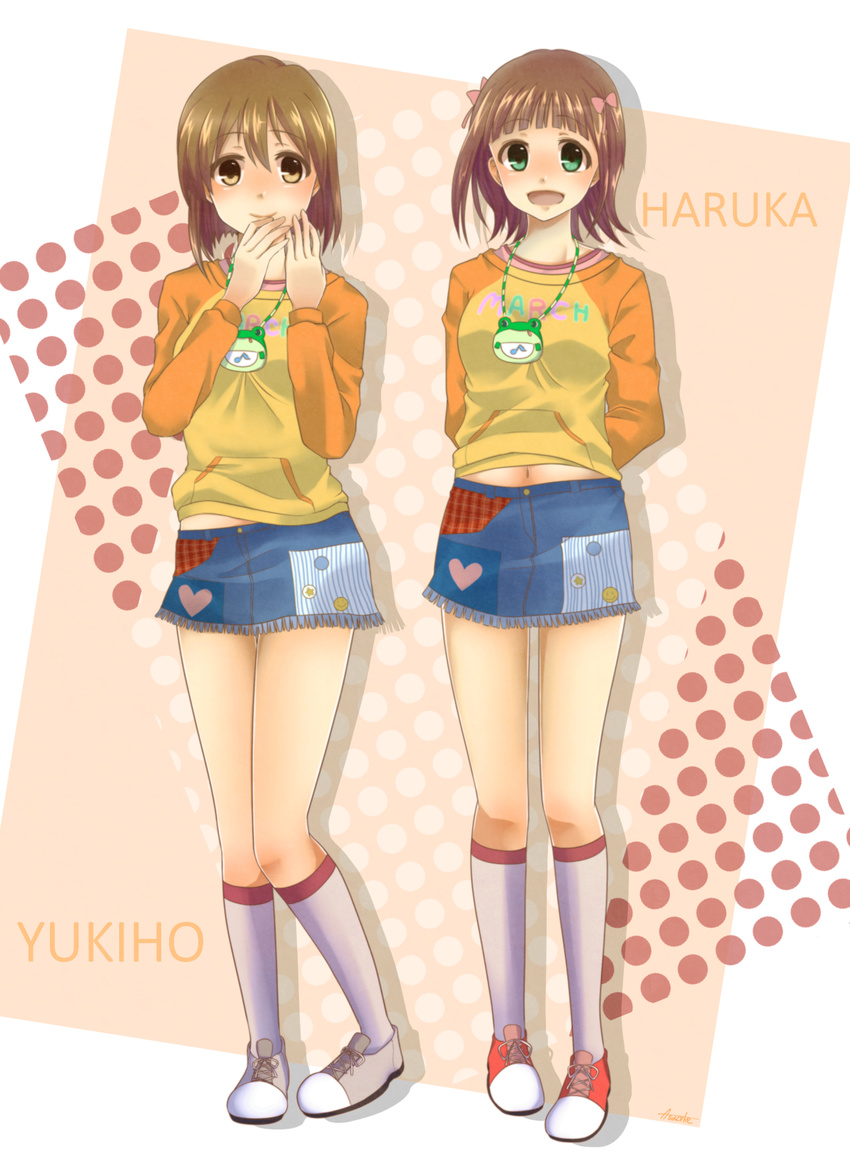 2girls amami_haruka arms_behind_back asazuke25 bad_id bad_pixiv_id brown_hair cosplay green_eyes hagiwara_yukiho hair_ribbon heart highres idolmaster idolmaster_(classic) jewelry looking_at_viewer multiple_girls musical_note navel necklace open_mouth ribbon short_hair smile takatsuki_yayoi takatsuki_yayoi_(cosplay) yellow_eyes