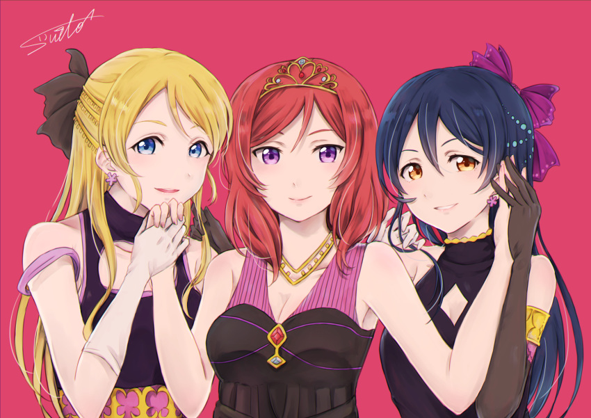 3girls arm_up ayase_eli black_dress black_gloves blonde_hair blue_eyes blue_hair cleavage_cutout clothing_cutout commentary_request dress earrings elbow_gloves gloves hair_between_eyes hair_ornament hair_ribbon hand_in_another's_hair highres holding_hands jewelry long_hair looking_at_viewer love_live! love_live!_school_idol_project multiple_girls nishikino_maki ponytail purple_eyes red_background red_hair ribbon simple_background sleeveless sleeveless_dress smile soldier_game sonoda_umi suito tiara upper_body white_gloves yellow_eyes