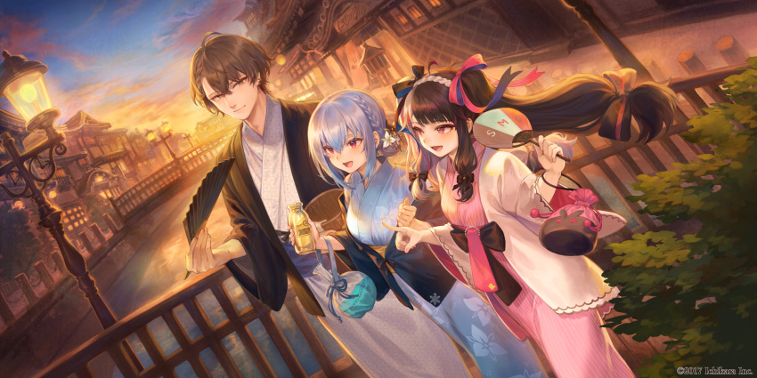 1boy 2girls :d architecture bag black_hair blue_hair bottle bridge brown_eyes brown_hair dutch_angle east_asian_architecture folding_fan grey_hair hakase_fuyuki hand_fan highres japanese_clothes kagami_hayato kimono lamppost mashuu_(neko_no_oyashiro) multicolored_hair multiple_girls nijisanji open_mouth outdoors paper_fan pointing red_eyes river smc-gumi_(nijisanji) smile twintails two-tone_hair virtual_youtuber yorumi_rena yukata