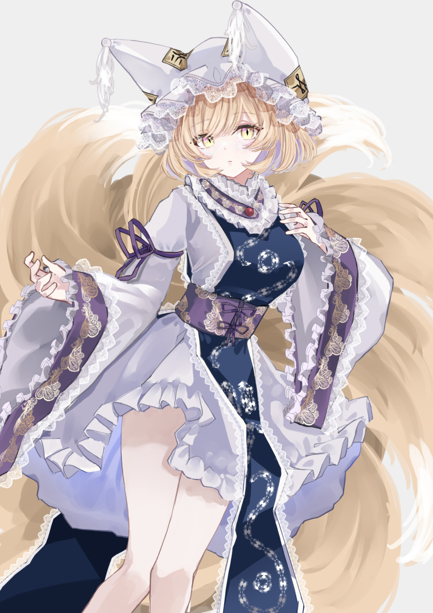 animal_ears bare_legs blonde_hair blush closed_mouth dress feet_out_of_frame female fox_ears fox_tail frilled_sleeves frills grey_background hat highres long_sleeves looking_at_viewer mob_cap multiple_tails purple_sash sarasadou_dan sash short_hair simple_background slit_pupils solo tabard tail touhou white_dress white_hat wide_sleeves yakumo_ran yellow_eyes