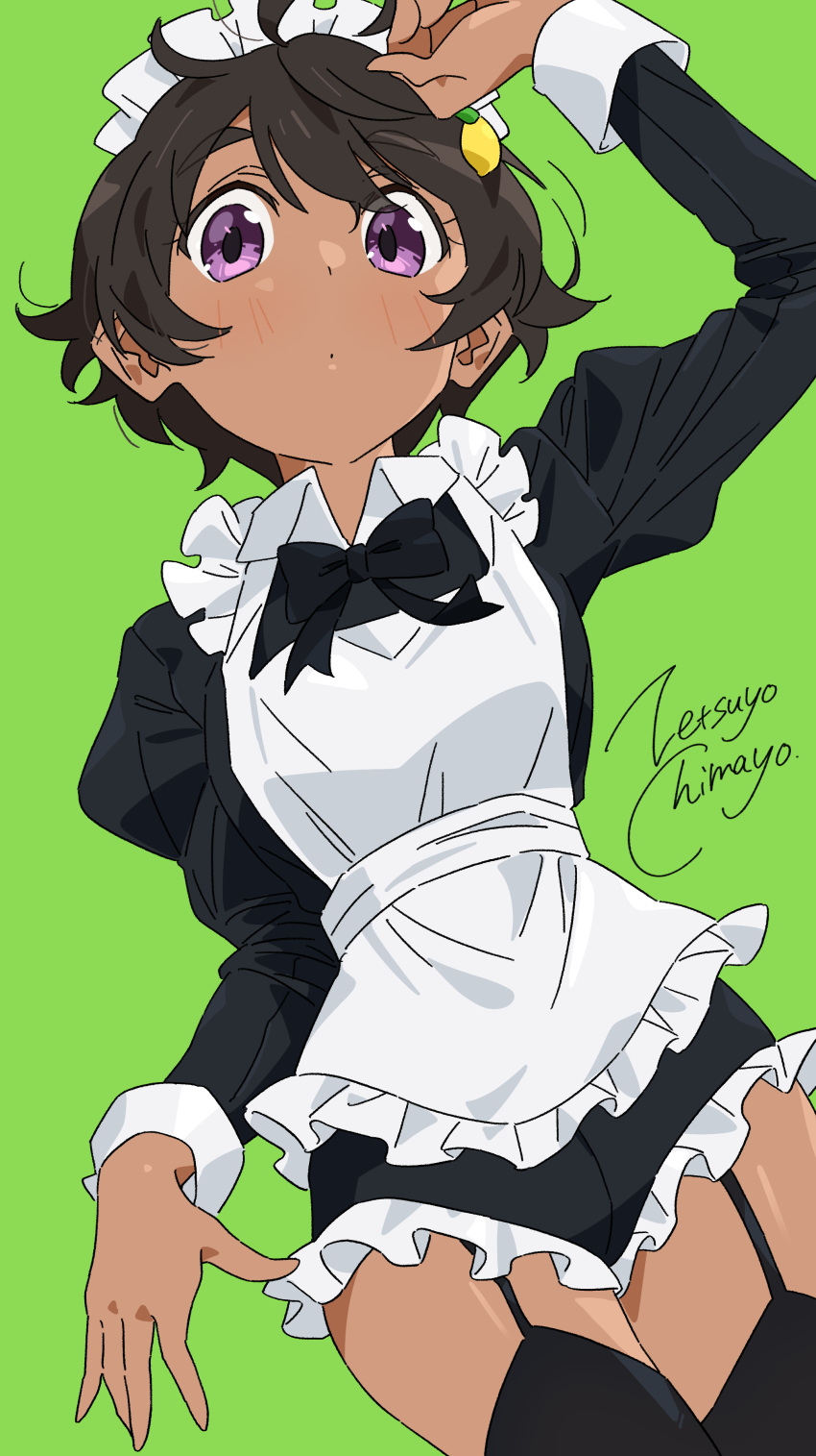 absurdres alternate_costume apron arm_up artist_name black_bow black_bowtie black_dress black_thighhighs blush bow bowtie brown_hair commentary_request dark-skinned_female dark_skin dress enmaided female food-themed_hair_ornament frilled_apron frilled_dress frills green_background hair_ornament highres lemon_hair_ornament long_sleeves looking_at_viewer maid maid_apron maid_headdress make_heroine_ga_oo_sugiru! purple_eyes short_hair simple_background solo thighhighs yakishio_lemon zetsuyo_chimayo