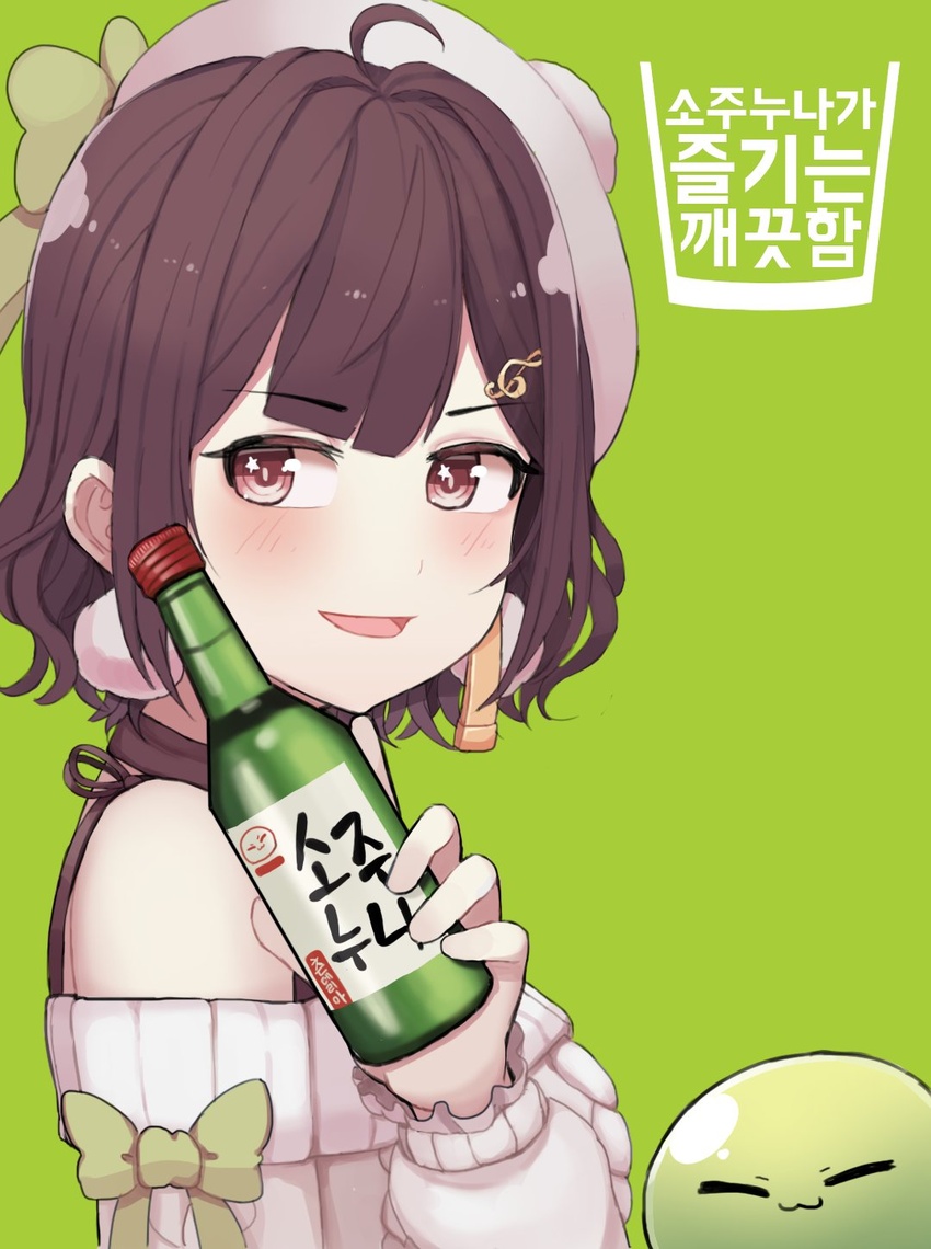 ahoge alcohol belt beret black_skirt blush bottle bow brown_hair earrings female green_background green_bow grey_sweater hair_behind_ear hair_ornament hairbow halterneck hat highres holding holding_bottle jewelry korean_commentary korean_text looking_at_viewer miori_celesta miori_celesta_(2nd_costume) mogu_(miori_celesta) musical_note musical_note_hair_ornament off-shoulder_sweater off_shoulder pink_eyes short_hair simple_background sizeaton skirt soju star_(symbol) star_in_eye sweater symbol_in_eye translation_request tsunderia virtual_youtuber white_headwear