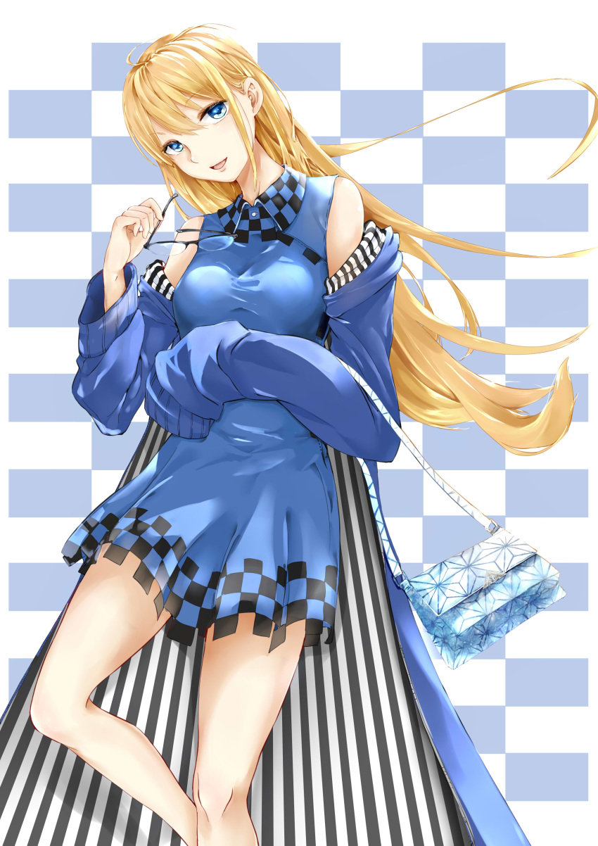 absurdres bag blonde_hair blue_background blue_dress blue_eyes checkered_background chinese_commentary chiyuki_fujito commentary_request detached_sleeves dress female handbag highres holding holding_removed_eyewear long_hair looking_at_viewer mixed-language_commentary runway_de_waratte simple_background sleeves_past_wrists smile solo standing striped unworn_eyewear vertical_stripes wingforpx