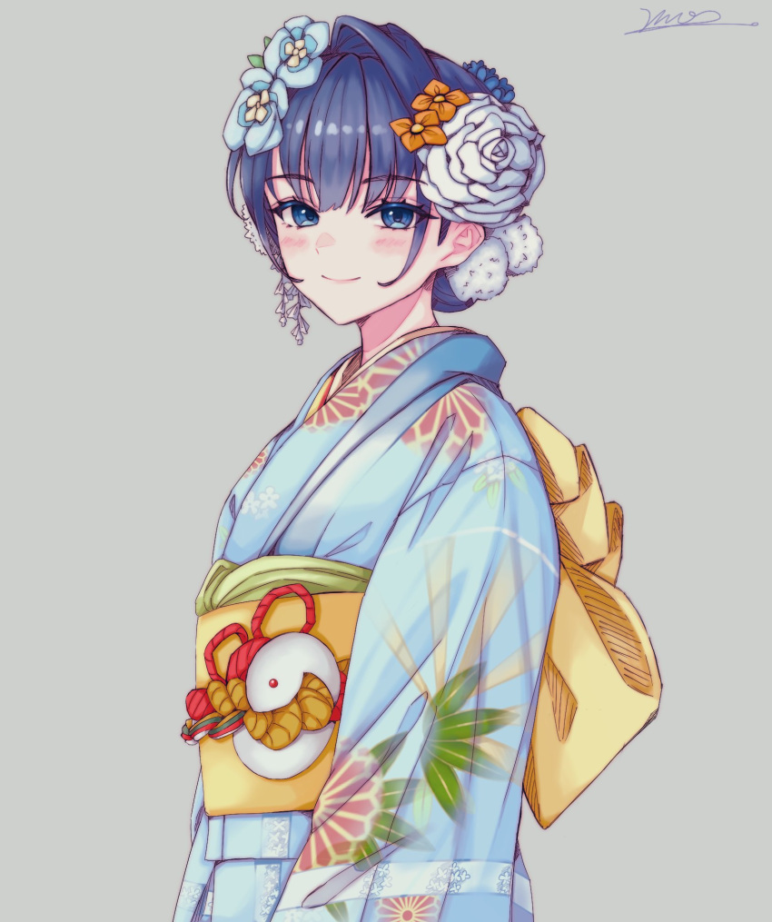 blue_eyes blue_hair blue_kimono blush bow closed_mouth commentary female floral_print flower grey_background hair_flower hair_ornament highres hololive hololive_english japanese_clothes kimono looking_at_viewer obi obiage obijime official_alternate_costume ouro_kronii ouro_kronii_(new_year) sash short_hair signature simple_background single_hair_intake smile solo symbol-only_commentary upper_body vini_(frisco) virtual_youtuber yellow_bow