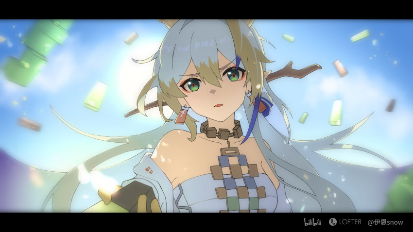 :< arknights artist_name bare_shoulders bilibili blonde_hair blue_hair blue_sky branch collarbone earrings eyeliner female floating green_eyes grey_hair hair_between_eyes hair_ornament hair_stick head_tilt highres holding holding_sword holding_weapon jacket jewelry letterboxed lofter_logo looking_at_viewer makeup multicolored_hair necklace off_shoulder open_clothes open_jacket outdoors outstretched_arm parted_lips red_eyeliner red_pupils shirt shu_(arknights) sidelocks sky solo strapless strapless_shirt streaked_hair sword tassel tassel_earrings upper_body v-shaped_eyebrows weapon white_jacket white_shirt yiensnow