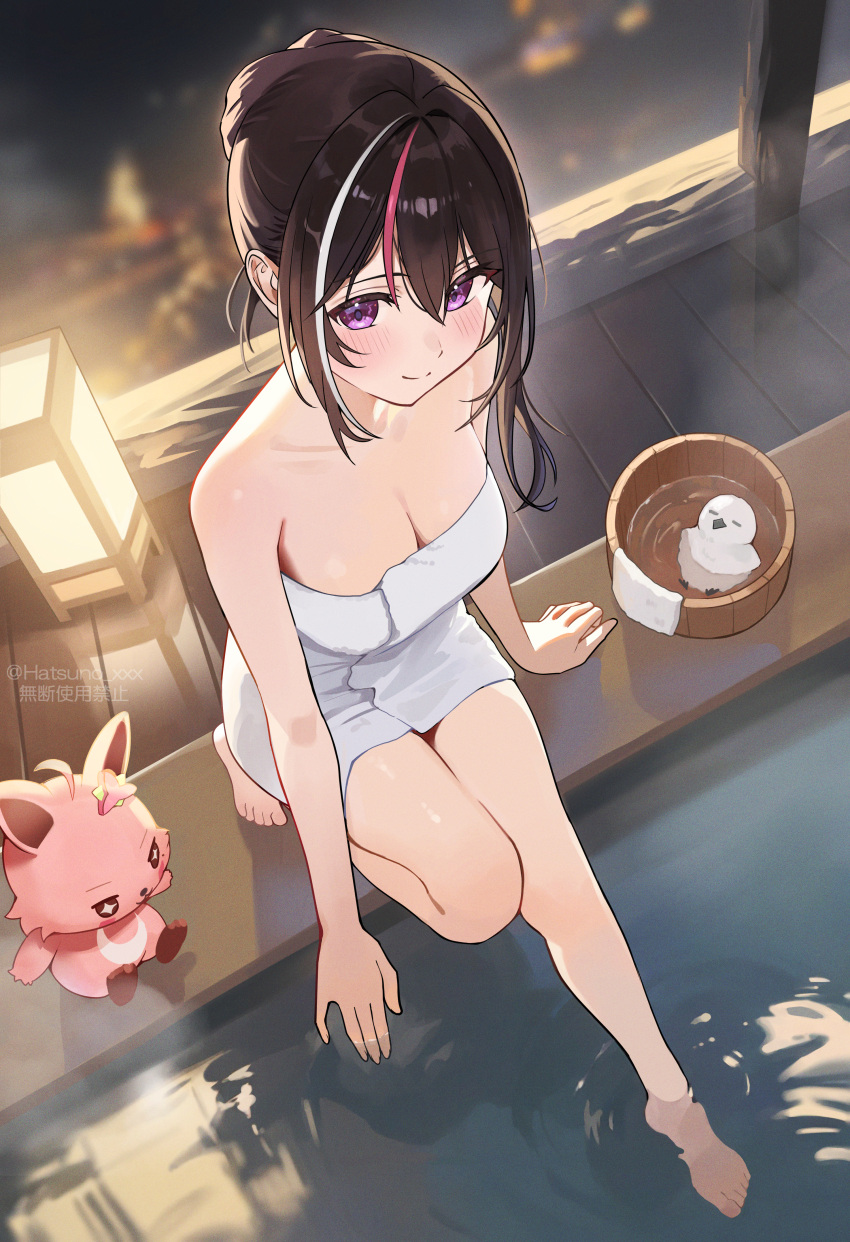 absurdres arm_support azki_(hololive) barefoot bath bird black_hair blush breasts bucket cleavage closed_mouth commentary_request feet female from_above hair_between_eyes hair_bun hatsuno_xxx highres hololive lantern looking_at_viewer looking_up medium_breasts multicolored_hair naked_towel ofuro pink_hair pioneer_(azki) purple_eyes ripples single_hair_bun smile soaking_feet solo split_mouth steam streaked_hair toes towel twitter_username virtual_youtuber water white_hair white_towel wooden_bucket wooden_floor