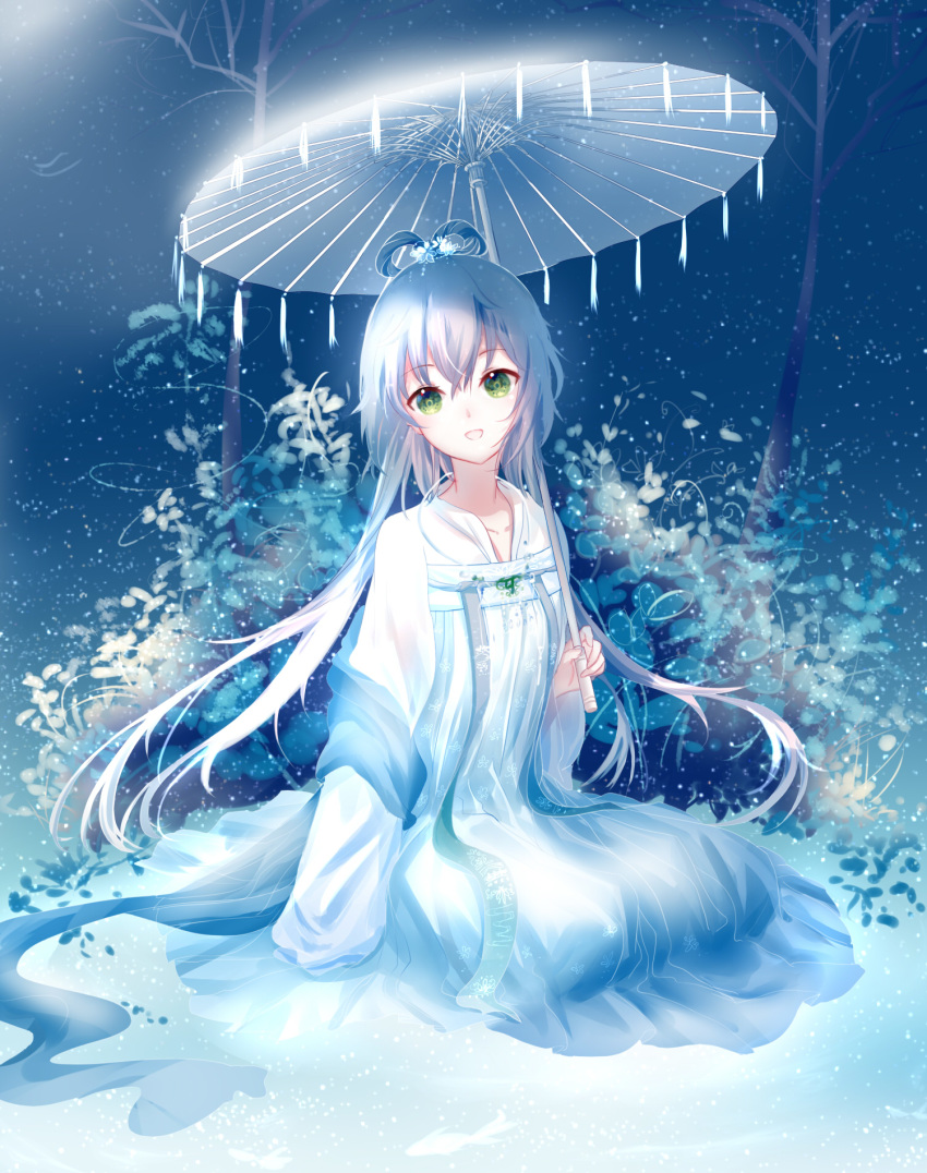 :d chinese_clothes collarbone commentary_request dress female floating_hair full_body green_eyes grey_hair hair_between_eyes hair_ornament hanfu highres holding holding_umbrella jewelry long_dress long_hair looking_at_viewer luo_tianyi necklace night oil-paper_umbrella open_mouth outdoors qixiong_ruqun ruqun shawl sitting smile snowing solo transparent transparent_umbrella umbrella very_long_hair vocaloid vsinger white_dress yaduo