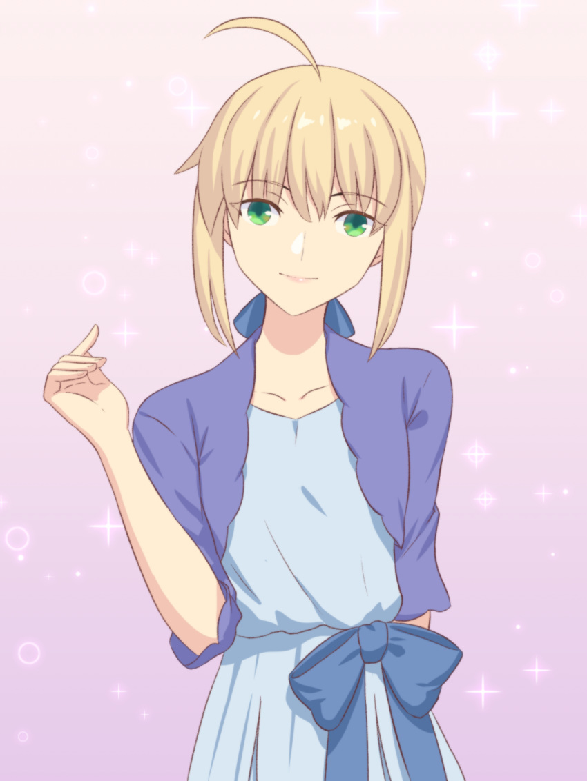 ahoge alternate_costume arm_behind_back artoria_pendragon_(fate) blonde_hair blue_bow blue_dress blue_ribbon bow collarbone commentary_request dress fate/stay_night fate_(series) fateline_alpha female green_eyes hair_ribbon head_tilt highres looking_at_viewer ribbon saber_(fate) short_hair sidelocks smile solo sparkle standing