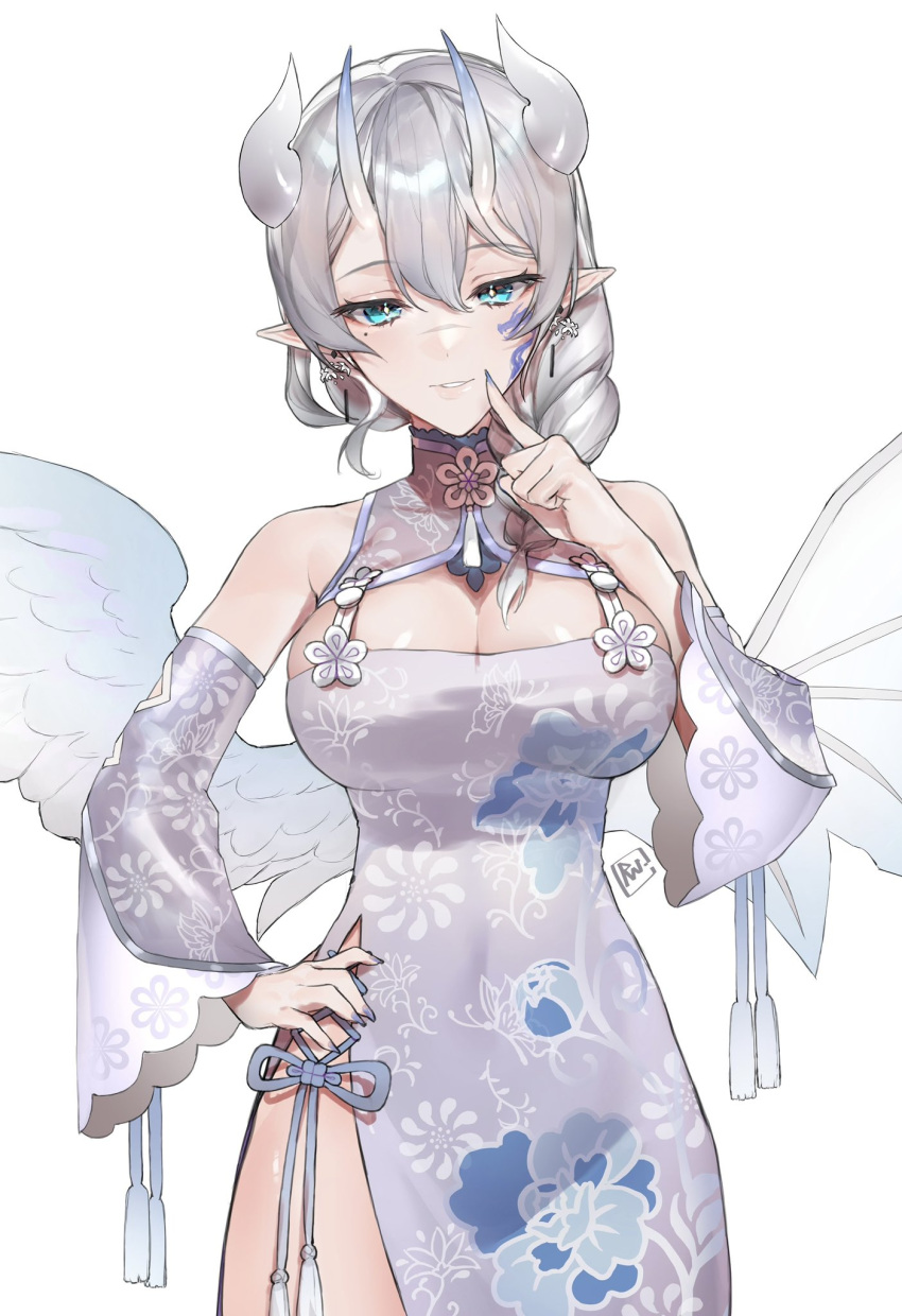 alternate_costume asymmetrical_wings blue_eyes blue_ribbon breasts china_dress chinese_clothes cleavage detached_sleeves dress earrings english_commentary female grey_dress hair_behind_ear hand_on_own_hip highres horns indie_virtual_youtuber jewelry looking_at_viewer noe_pun parted_lips pointy_ears ribbon skin-covered_horns solo valentina_chisei virtual_youtuber wings