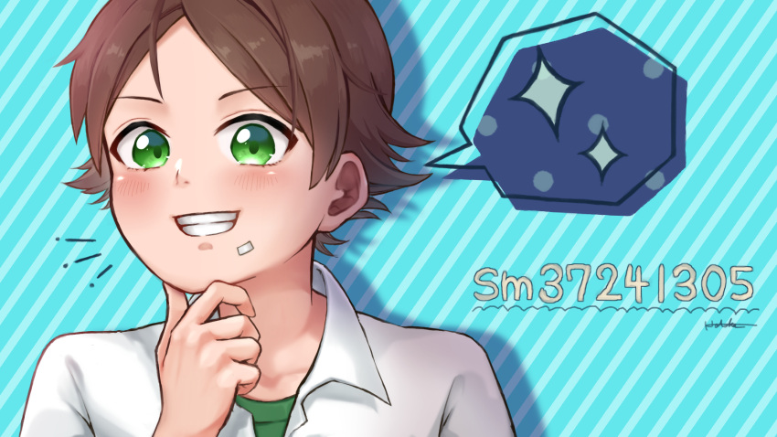 1boy blue_background blush brown_hair finger_to_own_chin green_eyes grin hatoka_ra5 highres looking_at_viewer male_focus open_mouth shirt smile sparkle striped striped_background teeth upper_body urashimasakatasen uratanuki utaite white_shirt