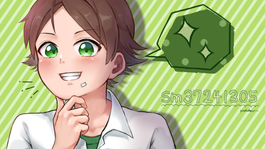 1boy blush brown_hair finger_to_own_chin green_background green_eyes grin hatoka_ra5 highres male_focus open_mouth patterned_background shirt smile sparkle striped striped_background teeth urashimasakatasen uratanuki utaite white_shirt