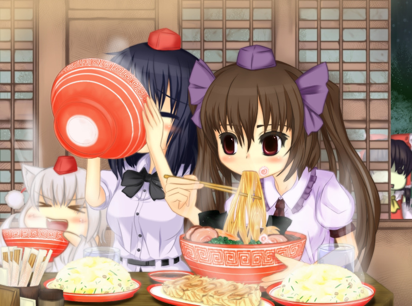 >_< 4girls animal_ears black_hair bow bowl brown_hair chopsticks closed_eyes commentary_request eating food hakurei_reimu hat himekaidou_hatate inubashiri_momiji kamaboko long_hair meandros multiple_girls narutomaki necktie noodles open_mouth puffy_sleeves ramen red_eyes shameimaru_aya short_hair short_sleeves sibelurabbi tokin_hat touhou twintails wide_sleeves window wolf_ears