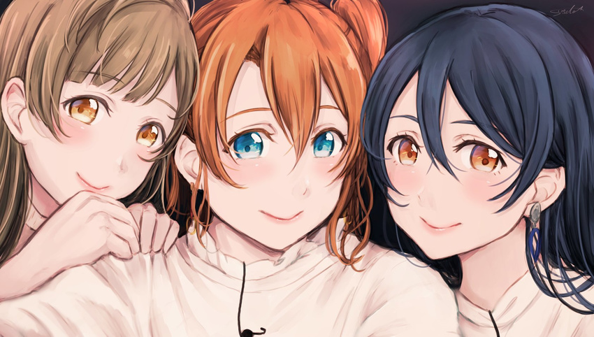 3girls blue_eyes blue_hair blush brown_eyes closed_mouth commentary_request girl_sandwich grey_hair hair_between_eyes hands_on_another's_shoulders highres kosaka_honoka long_hair looking_at_viewer love_live! love_live!_school_idol_festival_all_stars love_live!_school_idol_project mimori_suzuko minami_kotori multiple_girls nitta_emi orange_hair photo-referenced sandwiched shirt simple_background smile sonoda_umi suito uchida_aya upper_body voice_actor_connection white_shirt yellow_eyes