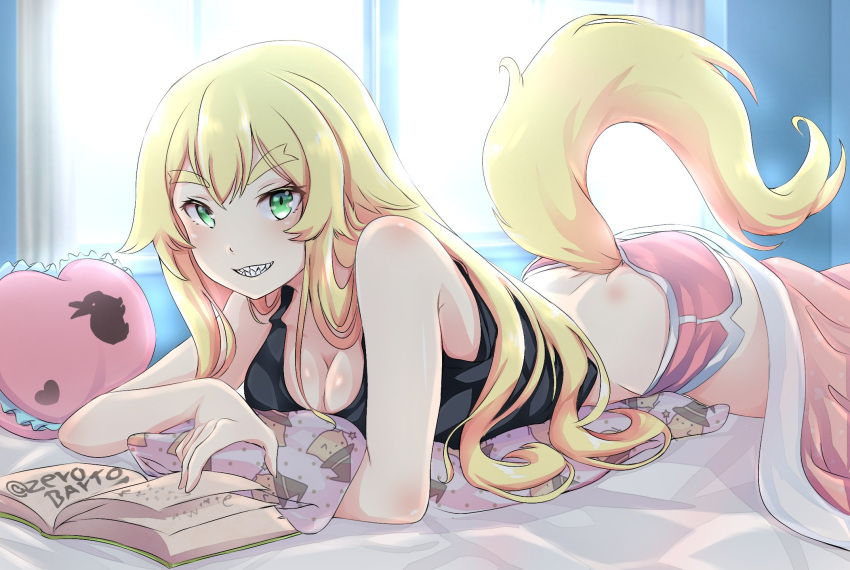 black_shirt blanket blonde_hair book breasts cleavage commentary crop_top female frederica_baumann frilled_pillow frills green_eyes grin heart heart-shaped_pillow highres indoors large_breasts long_hair looking_at_viewer lying midriff on_bed on_stomach pillow pink_shorts portuguese_commentary re:zero_kara_hajimeru_isekai_seikatsu sharp_teeth shirt shorts smile solo tail teeth thick_eyebrows twitter_username very_long_hair zerobarto