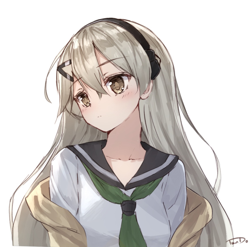 black_hairband black_sailor_collar blush brown_eyes closed_mouth collarbone commentary_request female girls'_frontline green_neckerchief hair_ornament hairband hairclip head_tilt highres light_brown_hair long_hair looking_away looking_to_the_side mg4_(girls'_frontline) mg4_(survival_club)_(girls'_frontline) neckerchief off_shoulder official_alternate_costume sailor_collar school_uniform serafuku shirt signature simple_background solo tandohark very_long_hair white_background white_shirt