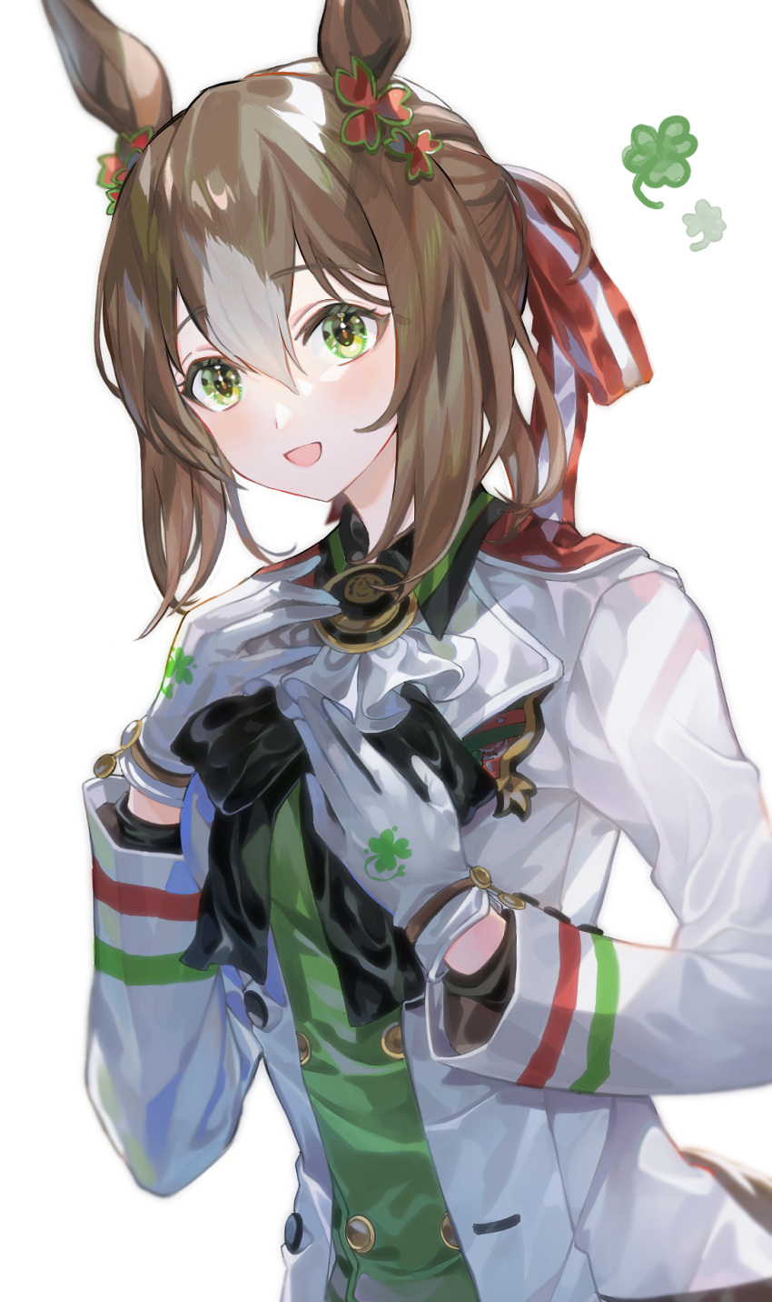 :d animal_ears brown_hair clover clover_hair_ornament female fine_motion_(umamusume) gloves green_eyes green_shirt hair_between_eyes hair_ornament hands_up highres horse_ears jacket long_sleeves looking_at_viewer multicolored_hair open_clothes open_jacket open_mouth shirt simple_background smile solo two-tone_hair umamusume upper_body white_background white_gloves white_jacket yoshida_(ne)