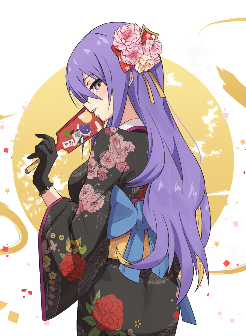 alternate_costume ass back_bow black_gloves black_kimono blonde_hair blush bow chinese_zodiac collared_shirt colored_inner_hair commentary english_commentary female floral_print floral_print_kimono flower from_behind furisode gloves gradient_eyes hagoita hair_flower hair_ornament hanetsuki highres hololive hololive_indonesia japanese_clothes kanzashi kimono lace-trimmed_gloves lace_trim long_hair looking_at_viewer looking_back ludwigtk moona_hoshinova multicolored_eyes multicolored_hair new_year obi obiage paddle parted_lips print_kimono purple_eyes purple_hair sash seductive_smile shirt sideways_glance smile solo two-tone_hair virtual_youtuber wavy_hair year_of_the_dragon yellow_eyes yellow_sash