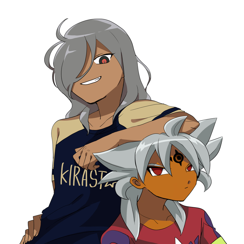 2boys baddap_sleed dark_skin forehead_mark grey_hair grin hair_over_one_eye haizaki_ryouhei inazuma_eleven inazuma_eleven_(ares_no_tenbin) inazuma_eleven_(series) long_hair looking_at_viewer male_focus multiple_boys red_eyes white_background