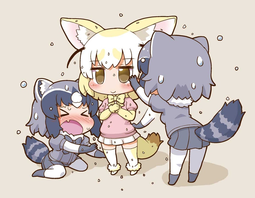 >_< 2girls animal_ears black_hair blonde_hair blush bow bowtie brown_eyes commentary_request common_raccoon_(kemono_friends) fennec_(kemono_friends) fox_ears fox_tail fur_collar gerotan gloves grey_hair kemono_friends multicolored_hair multiple_girls oerba_yun_fang open_mouth raccoon_ears raccoon_tail short_hair short_sleeves skirt smile tail thighhighs xo