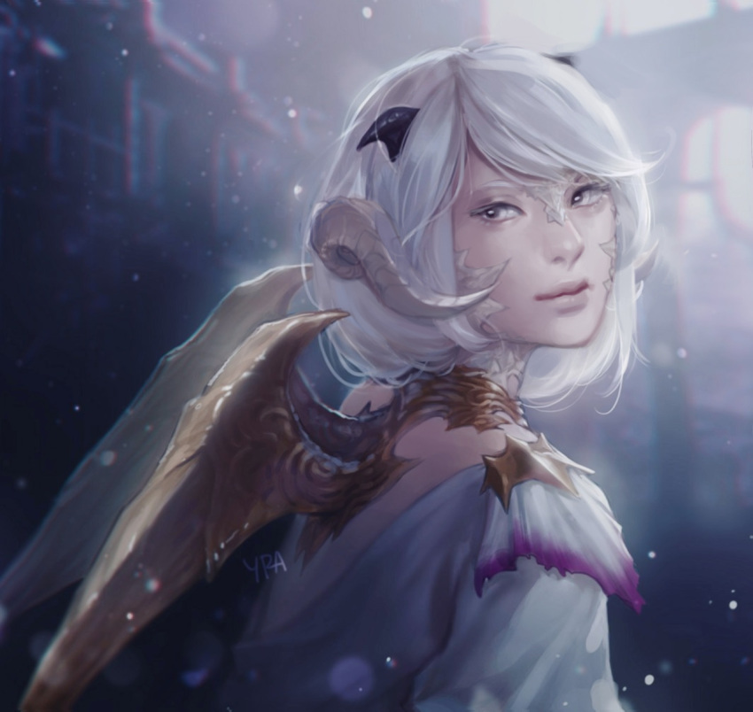 au_ra bangs blurry blurry_background closed_mouth dragon_horns female final_fantasy final_fantasy_xiv highres horns looking_at_viewer pale_skin profile scales short_hair signature silver_eyes solo swept_bangs upper_body white_hair wings yra