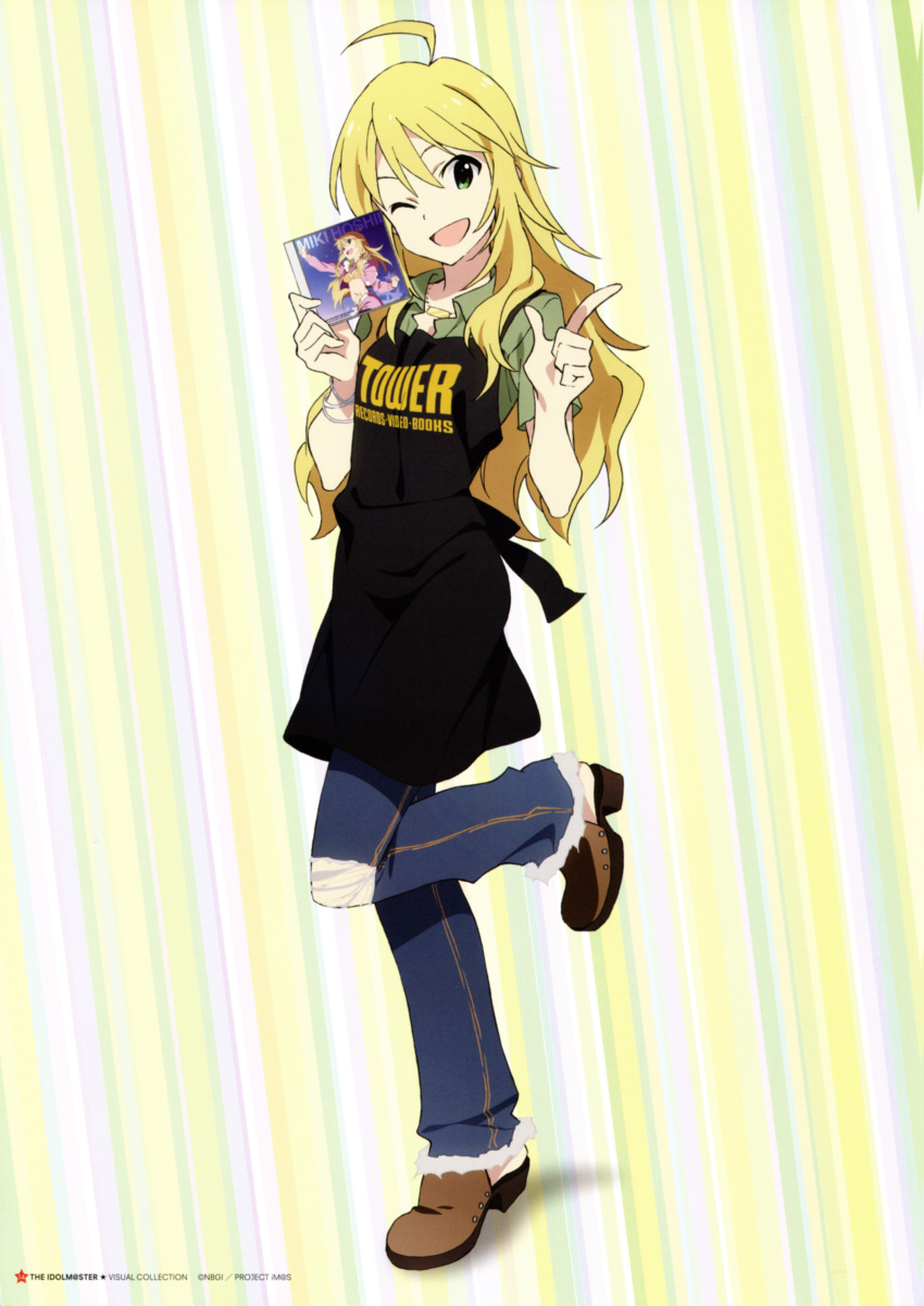 absurdres ahoge apron black_apron blonde_hair blue_pants brown_footwear clothes_writing female green_eyes green_shirt happy highres hoshii_miki idolmaster idolmaster_(classic) iizuka_haruko long_hair official_art one_eye_closed open_mouth pants print_apron shirt smile tower_records