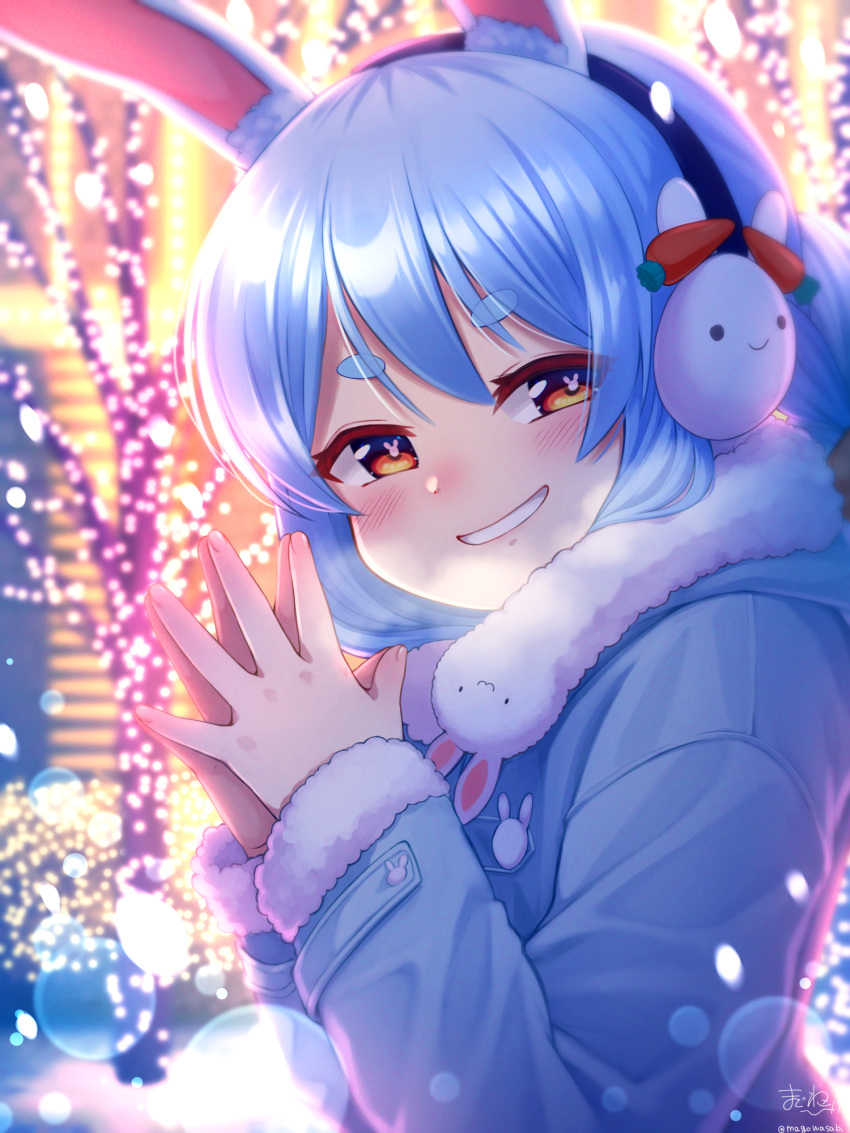 alternate_costume animal_ear_fluff animal_ears blue_hair blush carrot_hair_ornament christmas_lights coat earmuffs female fingers_together food-themed_hair_ornament from_side fur-trimmed_coat fur_trim grin hair_ornament highres hikimayu hololive long_hair looking_at_viewer magowasabi orange_eyes rabbit-shaped_pupils rabbit_earmuffs rabbit_ears rabbit_girl scarf short_eyebrows signature smile solo steepled_fingers symbol-shaped_pupils thick_eyebrows twintails twitter_username upper_body usada_pekora virtual_youtuber winter