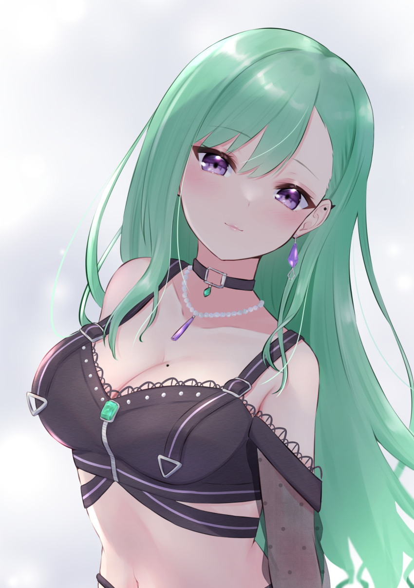 absurdres black_choker breasts choker cleavage clothing_cutout collarbone crop_top earrings female floating_hair green_hair hair_behind_ear head_tilt highres jewelry light_smile long_hair looking_at_viewer medium_breasts midriff mole mole_on_breast navel necklace purple_eyes shoulder_cutout solo upper_body virtual_youtuber vspo! watabeshi yakumo_beni yakumo_beni_(1st_costume)