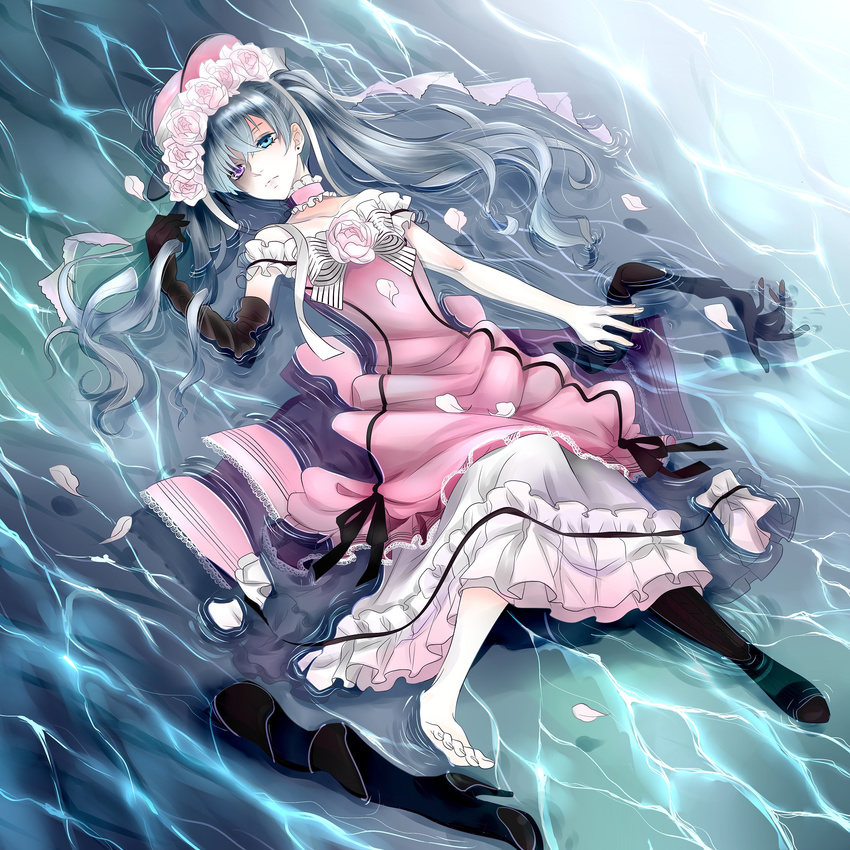 barefoot black_footwear black_gloves boot_removed boots chiarasanchi choker ciel_phantomhive earrings elbow_gloves flower gloves grey_hair hat heterochromia high_heel_boots high_heels highres jewelry knee_boots kuroshitsuji male_focus otoko_no_ko ribbon single_boot solo water wet