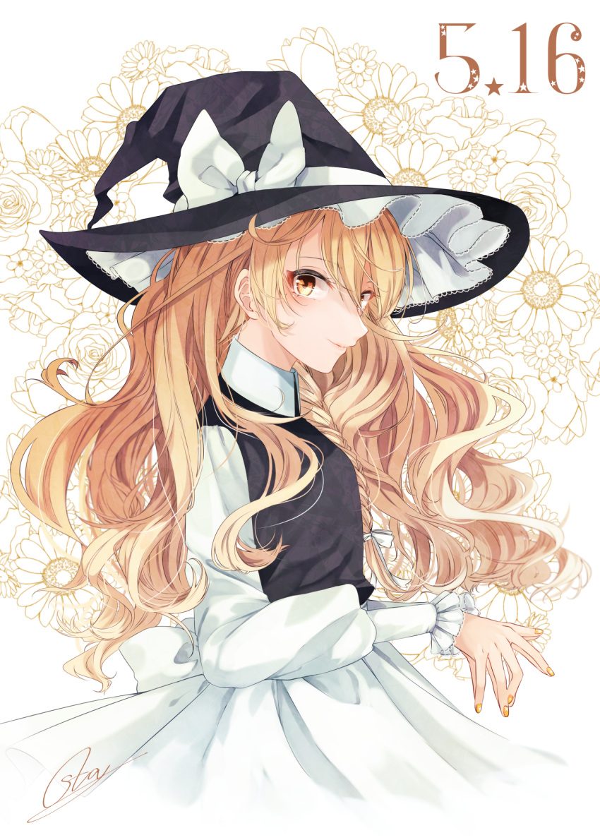 apron black_dress black_hat blonde_hair bow braid closed_mouth dress female floral_background flower frills hair_between_eyes hairbow hat hat_bow highres kirisame_marisa long_hair long_sleeves looking_at_viewer single_braid smile solo souta_(karasu_no_ouchi) touhou white_apron white_background white_bow white_flower white_sleeves witch_hat yellow_eyes yellow_flower yellow_nails