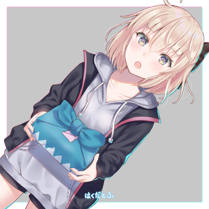 ahoge bento black_bow black_jacket black_shorts blonde_hair blush bow breasts collarbone commentary_request fate/grand_order fate_(series) female hairbow hakuda_tofu highres holding hood hoodie jacket koha-ace looking_at_viewer okita_souji_(fate) okita_souji_(koha-ace) open_mouth short_hair short_shorts shorts small_breasts solo translated yellow_eyes