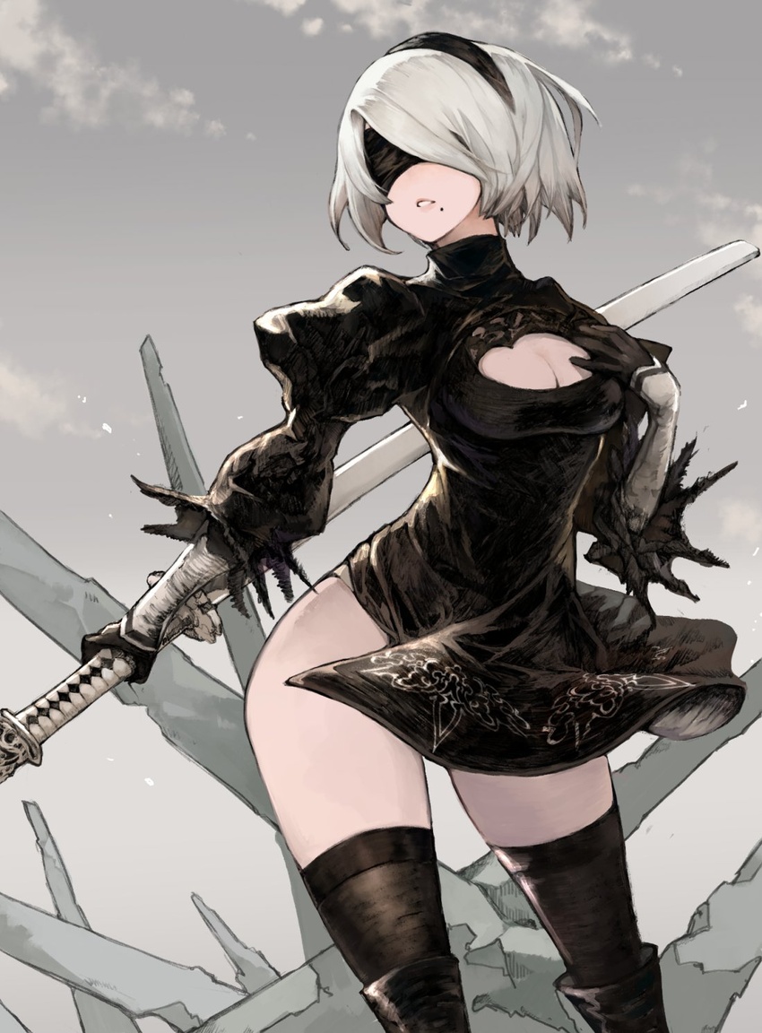 2b_(nier:automata) black_blindfold black_gloves black_hairband black_thighhighs blindfold boots breasts chobi_(sakuyasakuhana) cleavage cleavage_cutout clothing_cutout cloud feather_trim female gloves grey_sky hairband highres holding holding_sword holding_weapon knee_boots mole mole_under_mouth nier:automata nier_(series) parted_lips puffy_sleeves scabbard sheath sheathed short_hair sky solo standing sword thighhighs turtleneck weapon white_hair