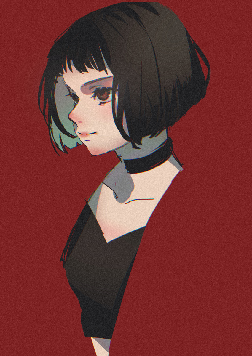 absurdres black_choker black_hair black_shirt blunt_bangs blunt_ends bob_cut breasts brown_hair choker close-up closed_mouth collarbone colored_inner_hair commentary crop_top cropped_shirt expressionless eyelashes female from_side green_hair highres koeda_oekaki leon_the_professional looking_afar looking_ahead mathilda_lando midriff multicolored_hair negative_space pink_lips portrait red_background shirt short_hair simple_background small_breasts solo upper_body v-neck