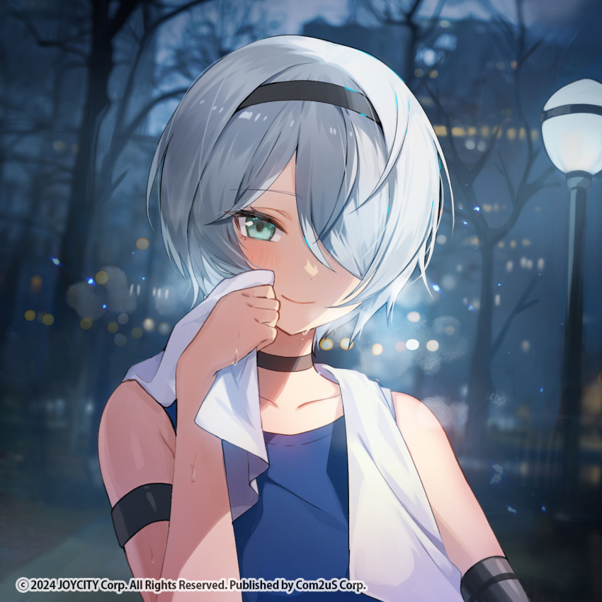 apple_caramel bare_shoulders bare_tree black_choker black_hairband blue_shirt blurry blurry_background building choker closed_mouth collarbone commentary_request depth_of_field female green_eyes grey_hair hair_over_one_eye hairband highres isabella_(starseed) lamppost looking_at_viewer official_art outdoors shirt sleeveless sleeveless_shirt smile solo starseed:_asnia_trigger sunset towel towel_around_neck tree upper_body